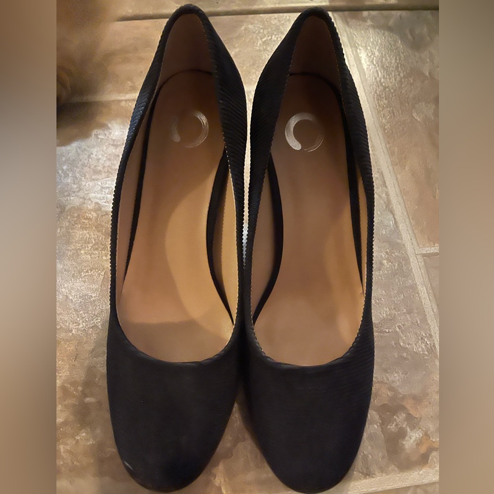 Journee Collection Black Heels with Textured Fabric and Closed-Toe Design